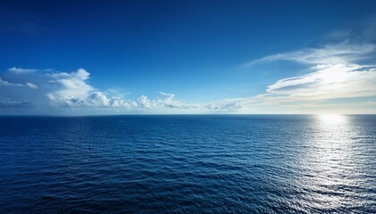 Obraz premium ocean horizon stretching into distance under blue sky