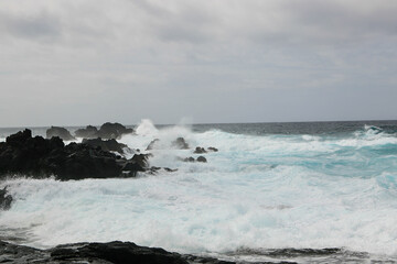 Naklejka premium waves breaking on the beach