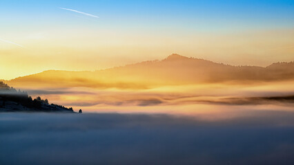 Obraz premium Foggy morning in the valleys of the Pieniny national park, Slovakia.