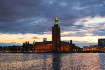 スウェーデン 夕暮れのストックホルム市庁舎