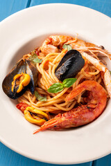 Spaghetti con sugo di cozze e gamberi, pasta italiana 