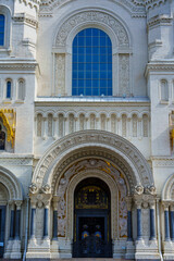 Fototapeta premium Ornate cathedral exterior with golden dome and arched entryway