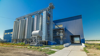 Obraz premium Modern large granary timelapse hyperlapse. Large metal silos.