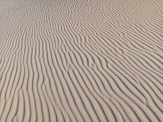 Ondas en la arena de la playa durante la bajamar