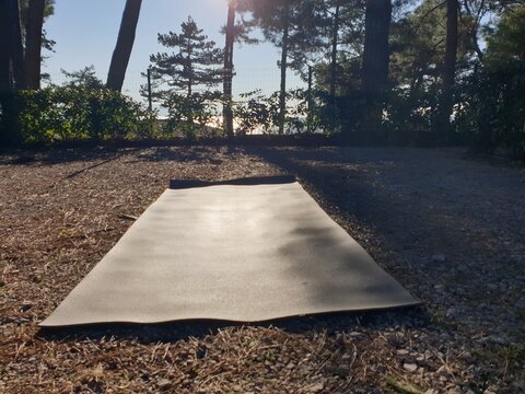 Yogamatte in traumhafter Natur 
