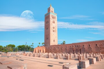 Fototapeta premium Minaret de la mosquée de la Koutoubia dans le quartier de la médina. Marrakech, Maroc.