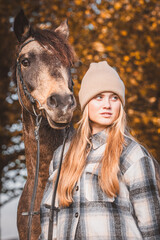Fototapeta premium Mädchen mit Pferd