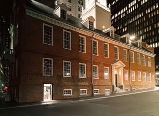 Obraz premium Classic British-Style Mixed-Use Building in Downtown Boston