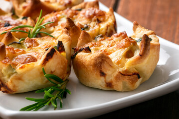 Deliziosi fagottini di pasta sfoglia cotti al forno e ripieni di uova, zucchine e mozzarella,...