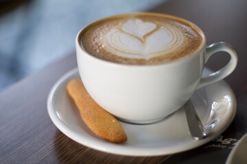 Cappuccino Latte art, con biscotto
