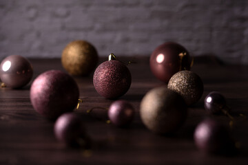 photo Elegant Christmas Baubles in Soft Ambient Light Creating a Warm and Festive Atmosphere for Holiday Decorations and Seasonal Celebrations Displayed on Wooden Surface