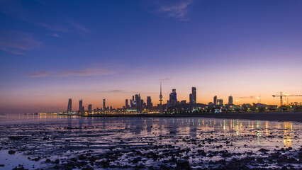 Fototapeta premium Seaside skyline of Kuwait city from night to day timelapse