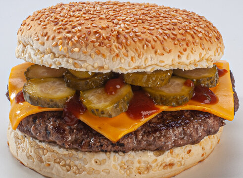 Burger com picles, queijo cheddar mostarda