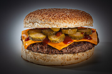 Burger com picles, queijo cheddar mostarda