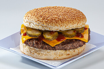 Burger com picles, queijo cheddar mostarda
