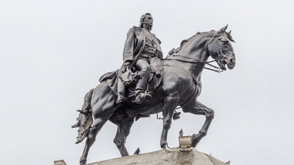 Fototapeta premium Monument to Jose de San Martin on the Plaza San Martin timelapse hyperlapse in Lima, Peru.