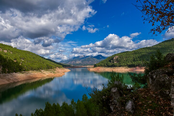 Fototapeta premium Embalse del Tranco, Valle del Guadalquivir, en el parque natural de Cazorla, Segura y Las Villas.