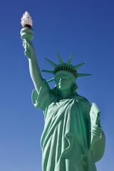 Fototapeta premium statue of liberty against a bright blue sky