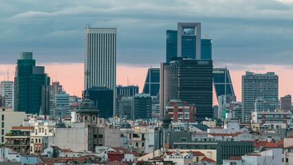 Naklejka premium Madrid Skyline at sunset timelapse with some emblematic buildings such as Kio Towers