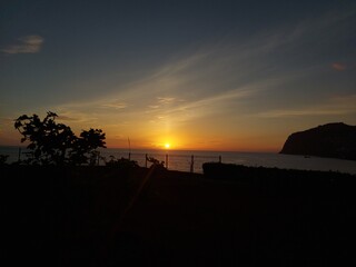 Obraz premium natureza, ar livre, paisagem, montanha, verde, azul, céu, nuvens, mar, oceano, onda, floresta, árvores, água, paz, paraíso, relaxamento, viagem, portugal, madeira, ilha da madeira