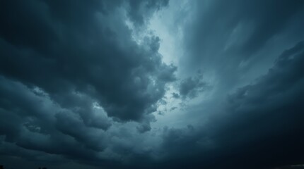 Obraz premium A dramatic image of a dark, cloudy sky filled with swirling storm clouds, capturing the intensity and mood of an impending storm