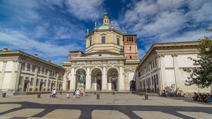 Obraz premium Facade of San Lorenzo Maggiore Basilica timelapse hyperlapse and statue of Constantine emperror in front.