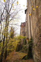 widok na wierzę i m&oacute;r w zamku średniowiecznym 