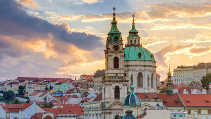 Obraz premium Sunset behind St Nicolas timelapse in Mala Strana in Prague