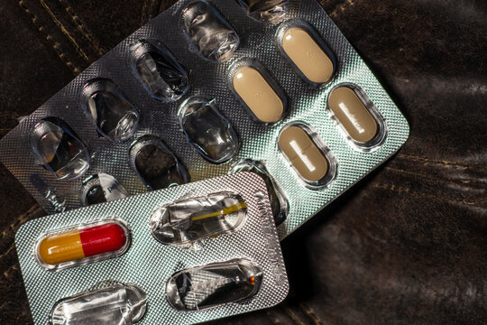 plaques de m&eacute;dicaments entam&eacute;, nature morte, m&eacute;decine, th&eacute;rapeutique, 