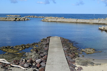 加茂海岸周辺の風景 ／ 山形県庄内浜の加茂海岸には、天然の良港として発展した加茂港、県立加茂水産高等学校、県水産試験場が立地しており、山形県の海洋研究・海洋教育の拠点としての役割も担っています。また、山形県内唯一の水族館である鶴岡市立加茂水族館があり、世界一多くの種類の「くらげ」を展示する水族館として、ギネス世界記録に認定されています。