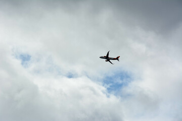 Startujący samolot na zachmurzonym niebie © Mateusz