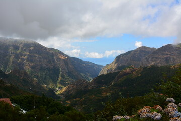 Zapierające dech widoki na wyspie Madeira – górskie szczyty, klifowe wybrzeże i turkusowy ocean © Mateusz