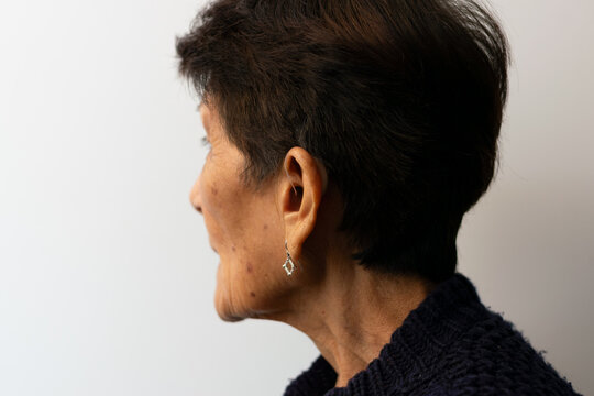 Mujer con discapacidad auditiva portando un Aud&iacute;fono.