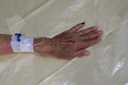 Cat&eacute;ter venoso perif&eacute;rico. Dispositivo para extraer sangre y administrar tratamientos, como l&iacute;quidos intravenosos, medicamentos o transfusiones de sangre.