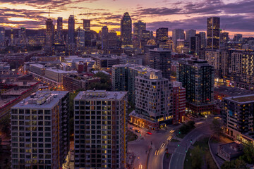 Obraz premium Griffintown and downtown city skyline of Montreal at sunset, Quebec, Canada.