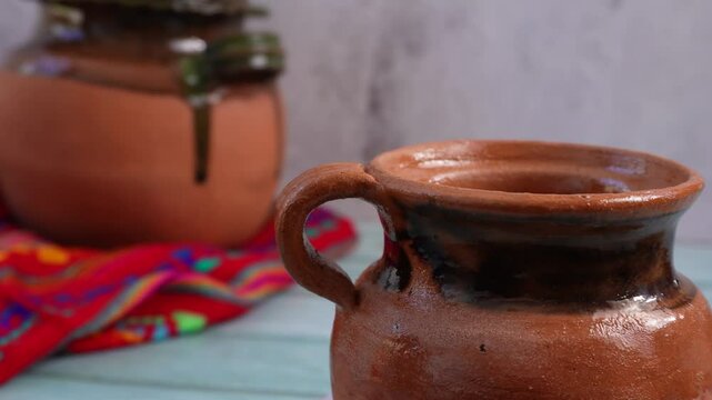 Taza de barro artesanar, de fondo jarr&oacute;n artesanal, para servil bebidas calientes. 