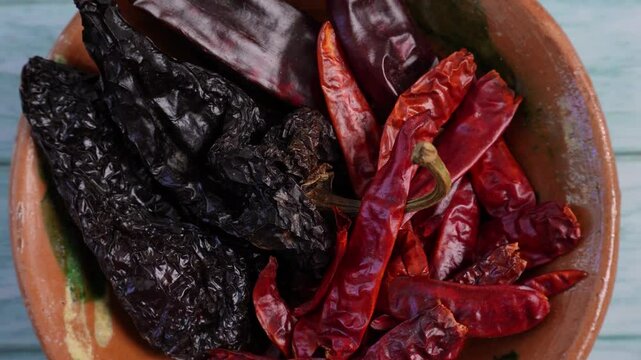 En plato de barro, mezcla de chiles secos para la cocina mexicana: Chile de arbol, guajillo y de &aacute;rbol