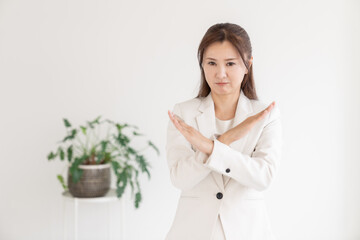 若い女性　ビジネス　拒否