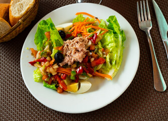 Canned tuna in lettuce heart - healthy dish for weight loss
