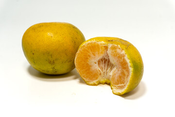 Medan tangerine (Citrus reticulata) is a popular Indonesian citrus known for its sweet, juicy, and fragrant flesh. It has a bright orange color, easy-to-peel skin, rich in vitamin C and antioxidants.