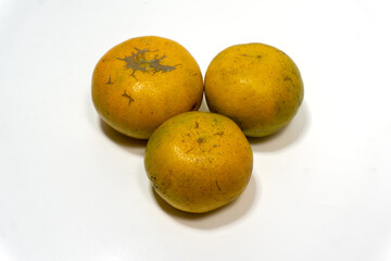 Medan tangerine (Citrus reticulata) is a popular Indonesian citrus known for its sweet, juicy, and fragrant flesh. It has a bright orange color, easy-to-peel skin, rich in vitamin C and antioxidants.