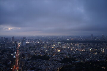 巨大都市への夜の訪れ