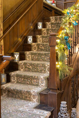 Obraz premium Low angle abstract texture background of a Victorian style staircase with Christmas holiday decorations and lights