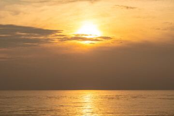 Obraz premium Enjoy a panoramic view of the skyline. The sun rises in the morning sky with colorful clouds. and beautiful cloud patterns In the soft light of the morning 