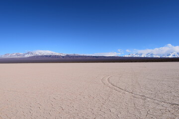 Paisaje desértico con huella de auto
