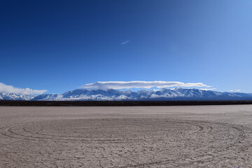 Panorama árido y desértico con la cordillera de fondo