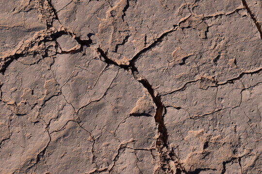 Gran grieta en el suelo por sequ&iacute;a 