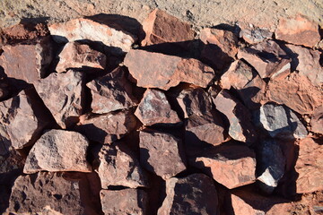rocas irregulares de la montaña 