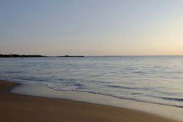 晴れた夕方の一色海岸の波打ち際