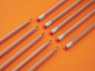 色紙の上に木の色の鉛筆と消しゴムの様子